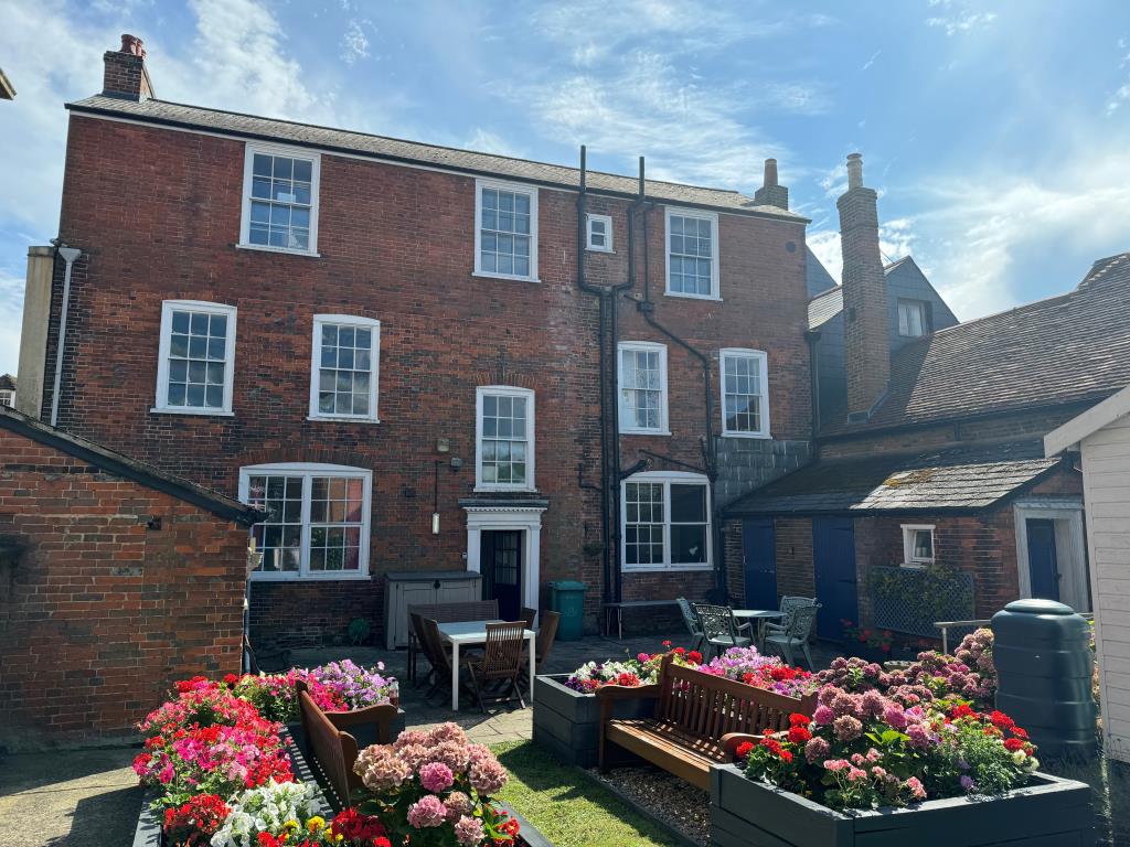 Lot: 110 - 5,000 SQ FT FREEHOLD TOWN CENTRE BUILDING WITH POTENTIAL - The Rear Elevation and Gardens
